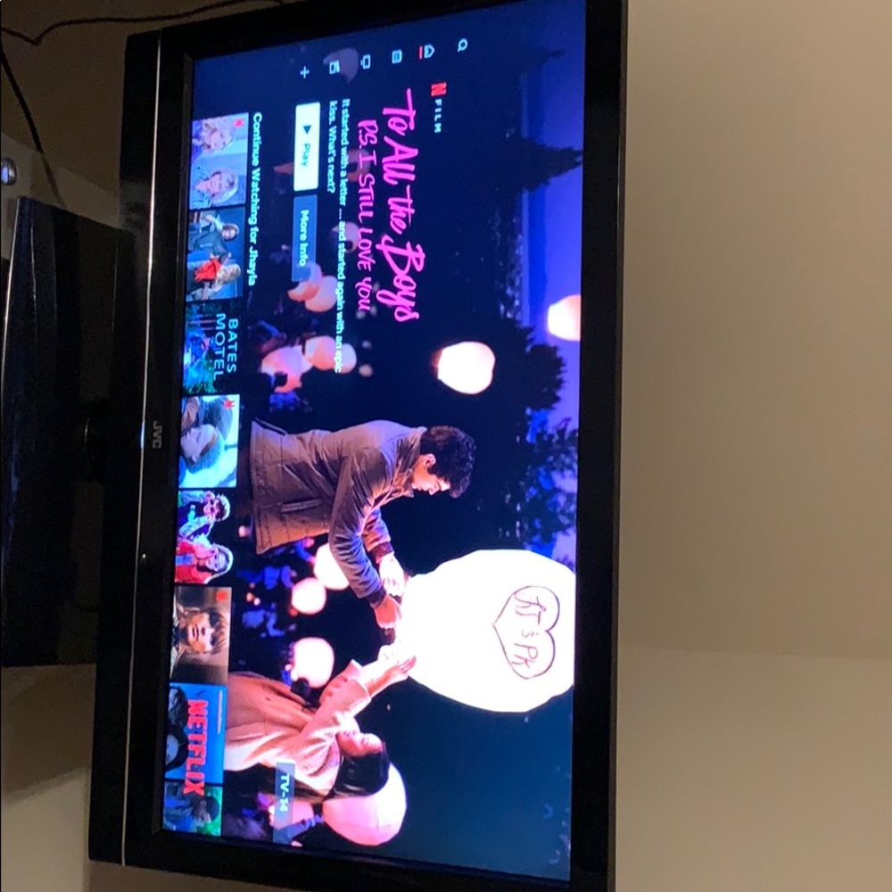 32” JVC FLATSCREEN. Roku & FIRESTICK compatible. - Picture 4 of 5